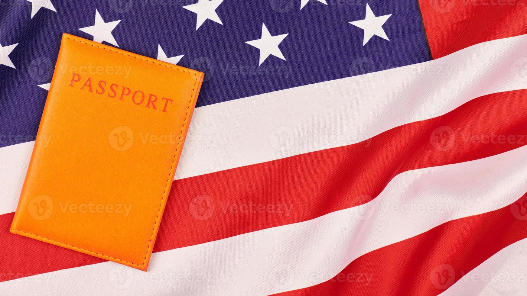 pasaporte en la bandera nacional de los estados unidos de américa foto