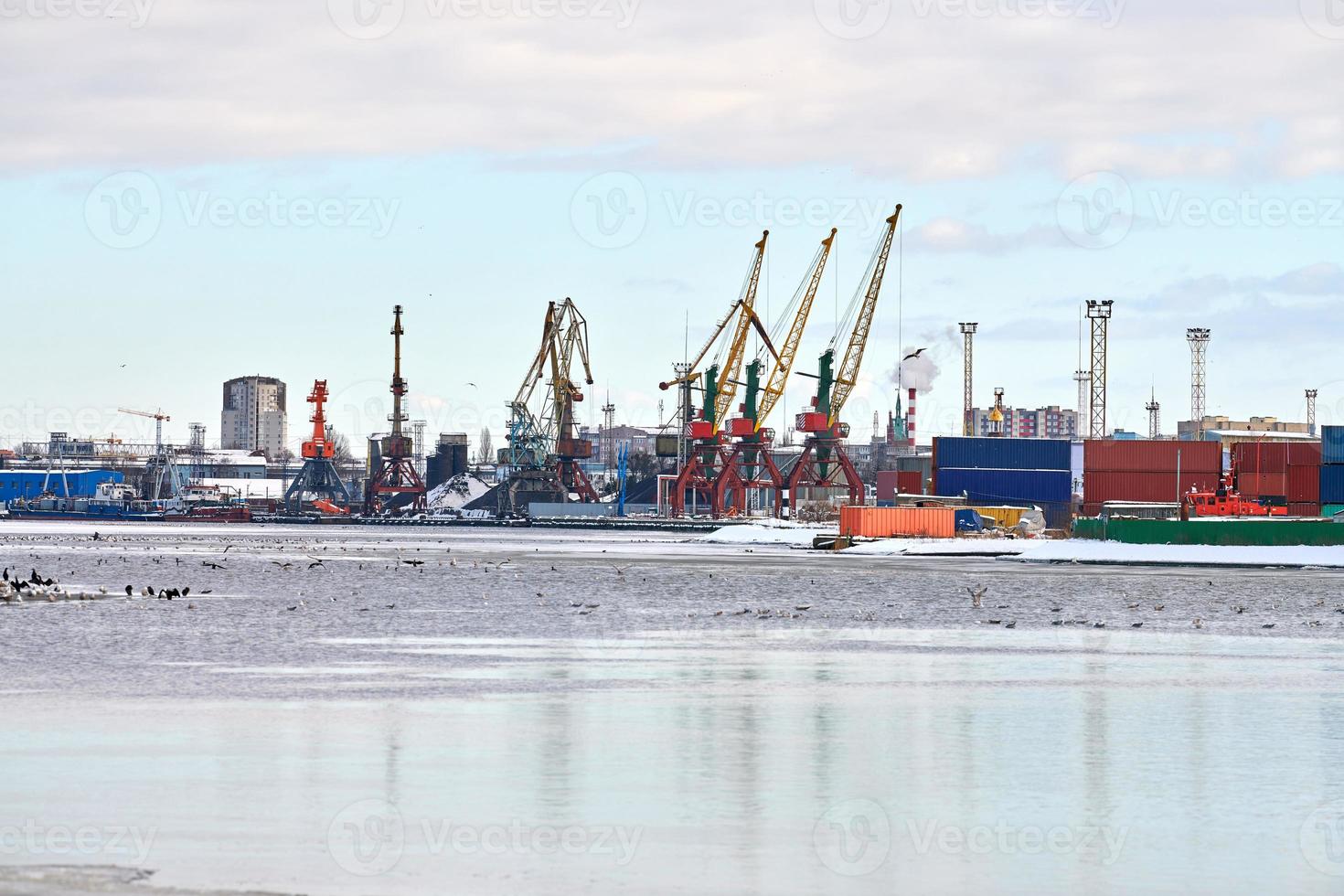 barcos amarrados y grúas portuarias en el puerto foto