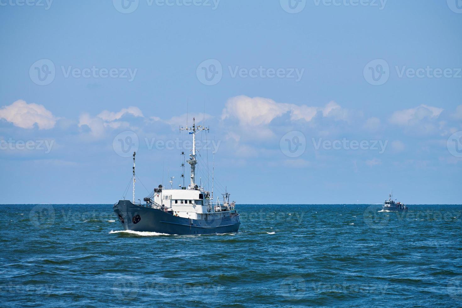buque de inspección, buque de investigación, barco patrullero navegando en el mar báltico azul brillante, barco patrullero de la marina foto
