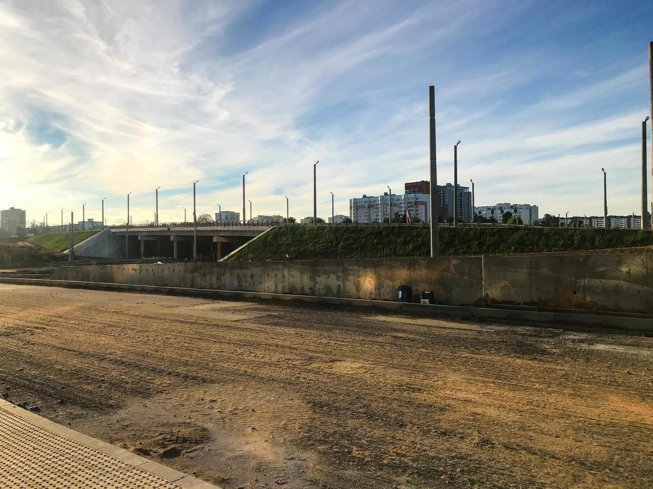 paisaje urbano en un sitio de construcción. caminos de arena esperan mejoras y cobertura. sitio de construcción en el centro de la ciudad. creación de un nuevo centro multifuncional foto