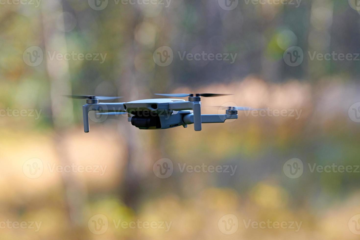 drone quadcopter en el cielo foto