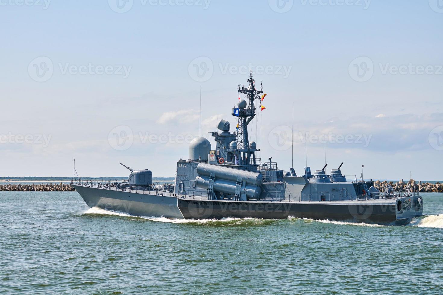 barco de misiles durante ejercicios navales y desfile, destructor de misiles guiados en el mar báltico, buque de guerra foto