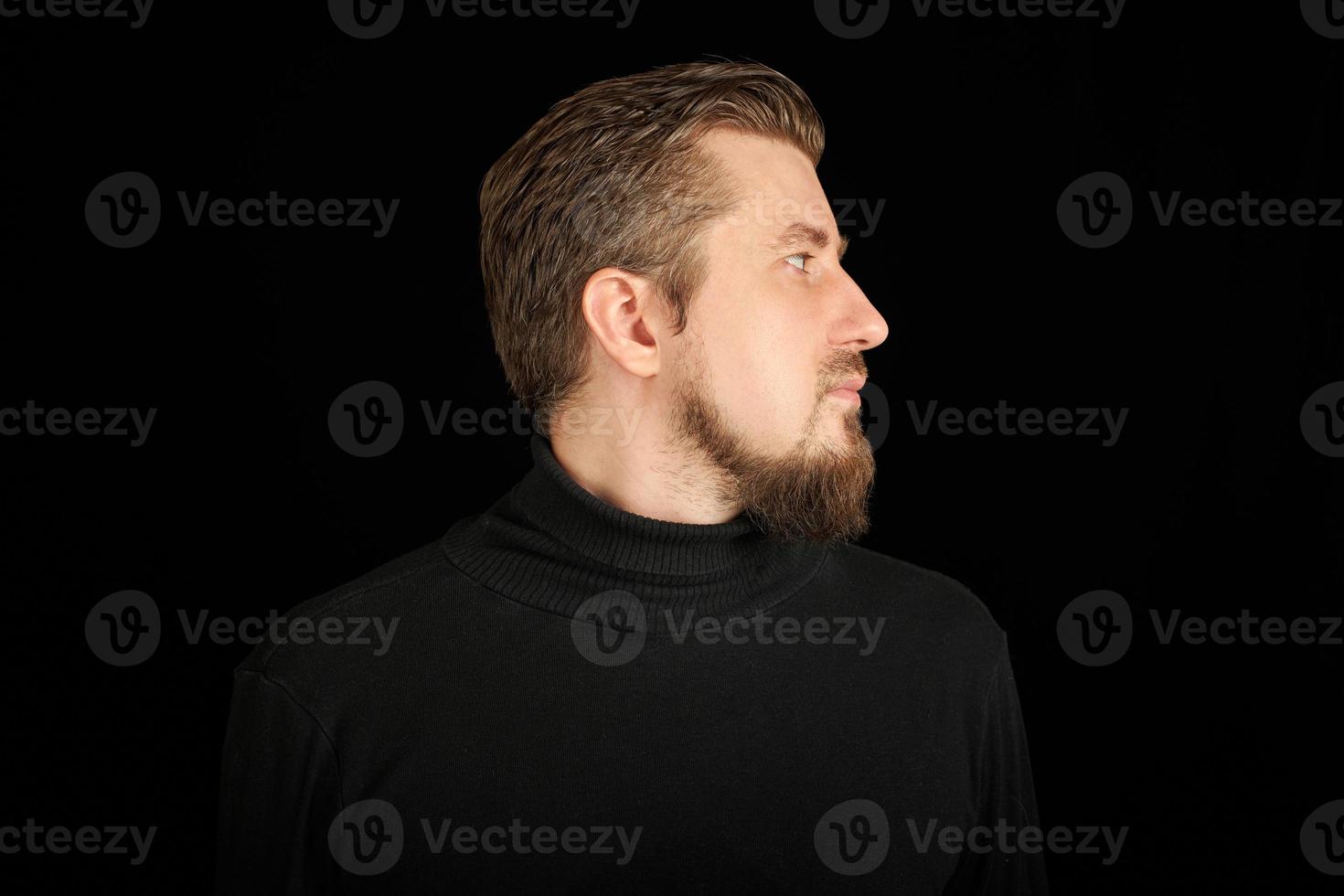 lindo hombre barbudo, retrato de media cara, fondo negro foto