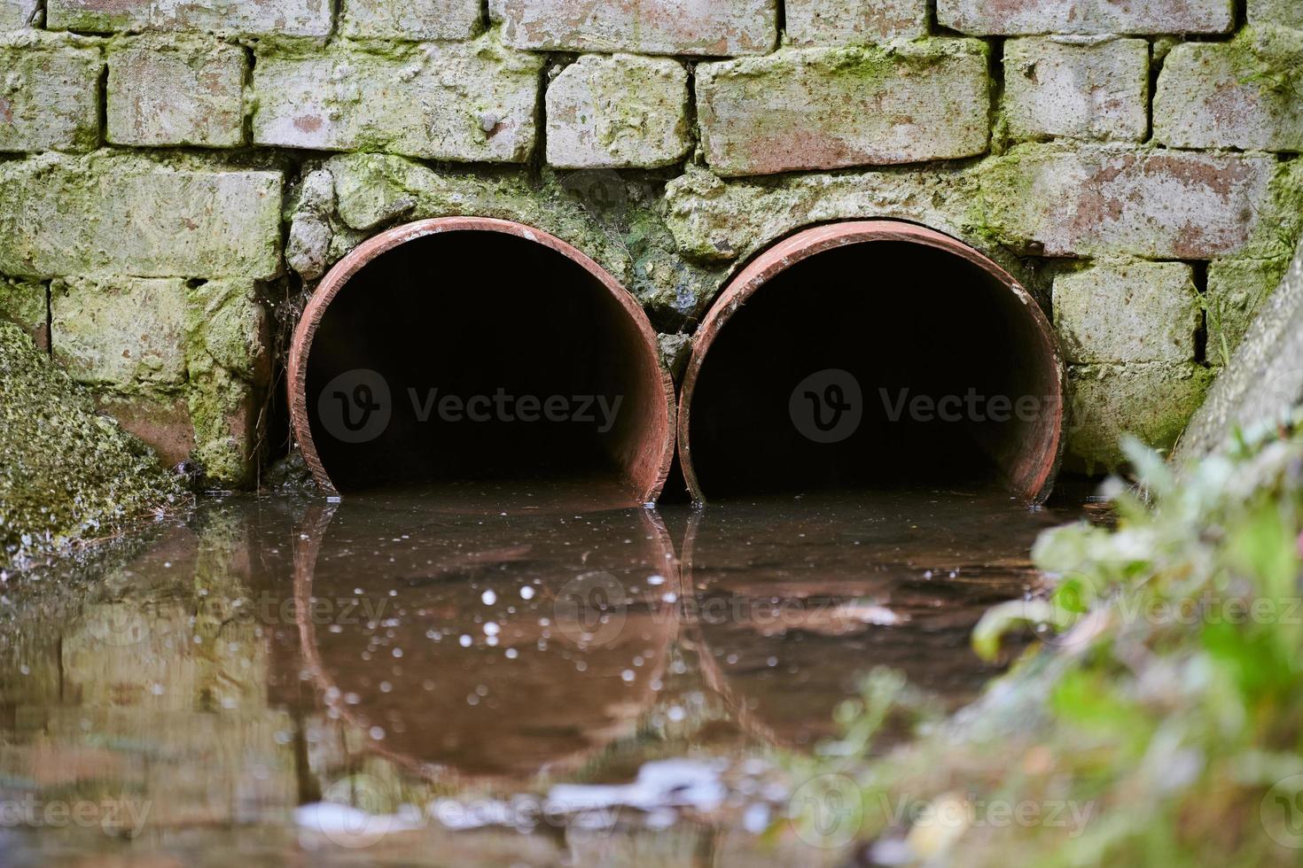 alcantarillas con agua sucia tóxica foto