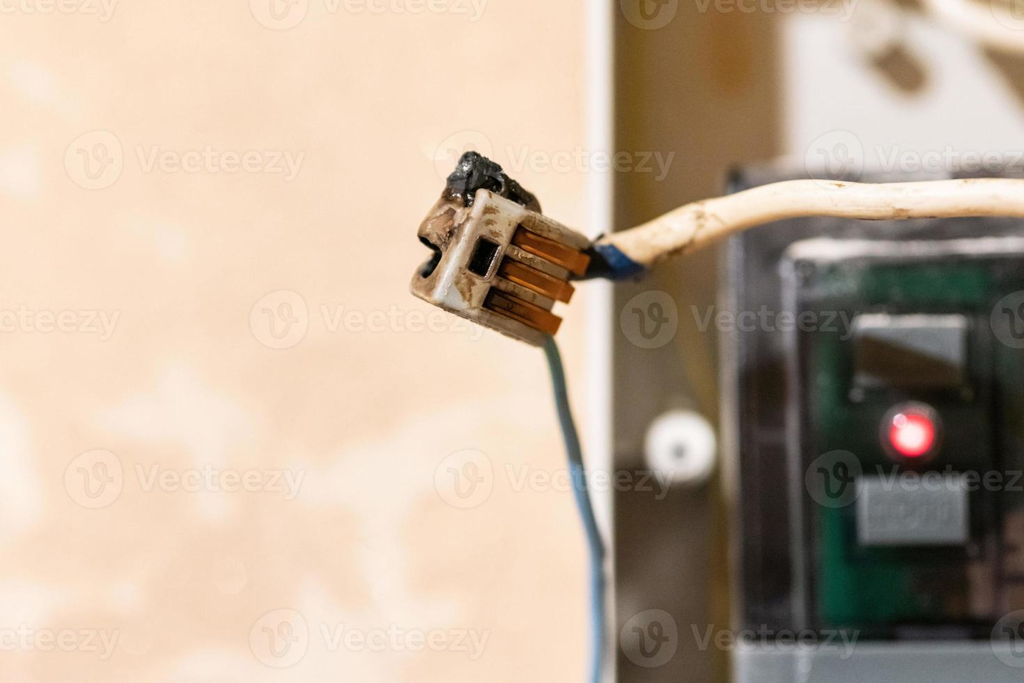 cable quemado, conector de empalme, bloque de terminales eléctricos de material no inflamable e ignífugo. cableado defectuoso o trabajo eléctrico negligente. peligroso accidente de cortocircuito. foto