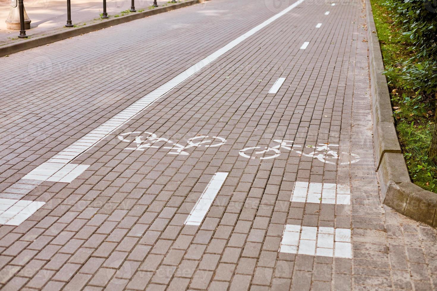 carril bici bidireccional, carril bici marcado en la acera, señal de bicicleta pintada de blanco en la carretera, símbolo de ciclo foto