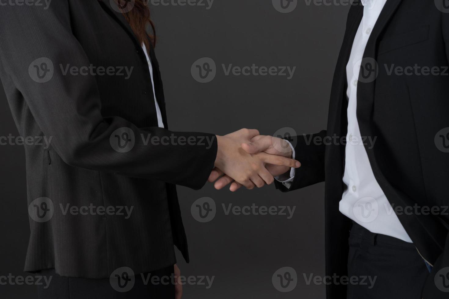 los dos jóvenes empresarios se dieron la mano para felicitar. foto