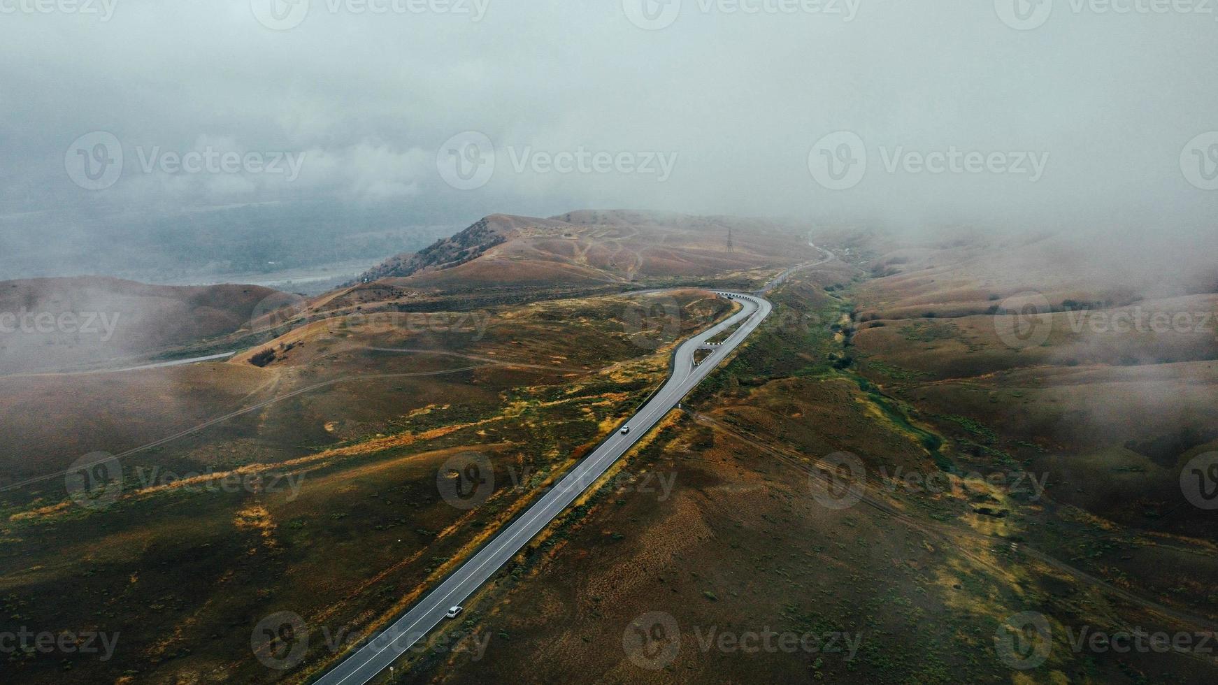 el coche se mueve en la vista superior de la niebla foto