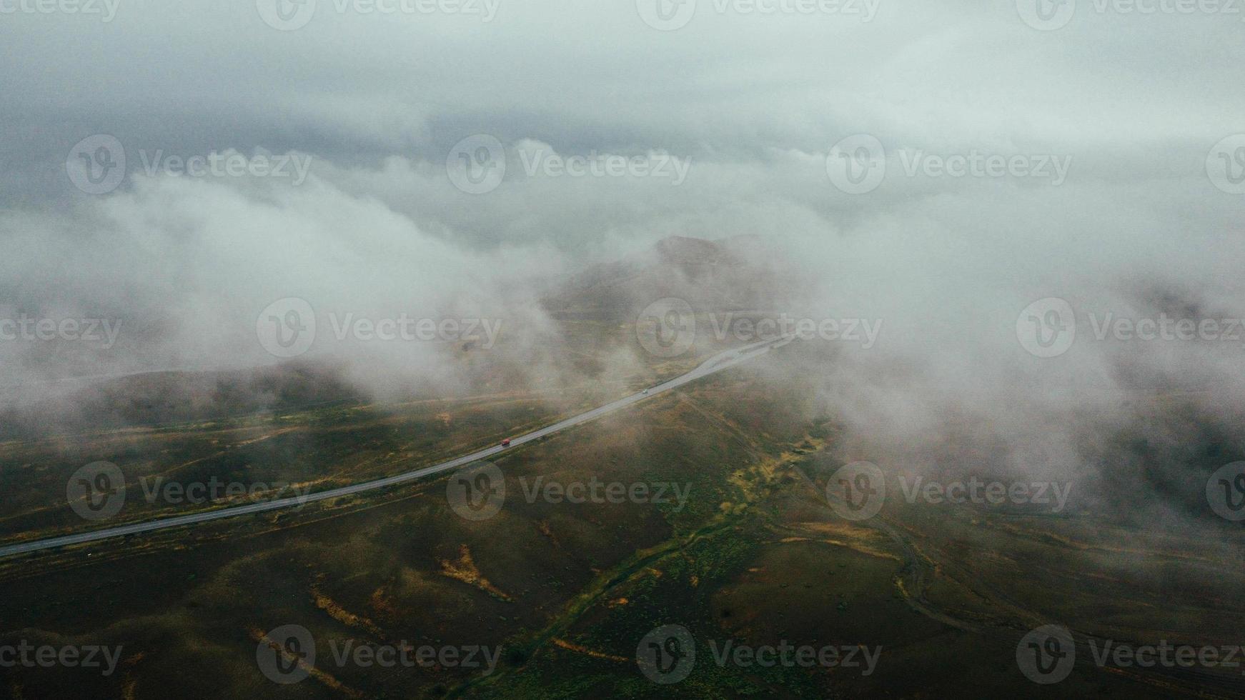 el coche se mueve en la vista superior de la niebla foto