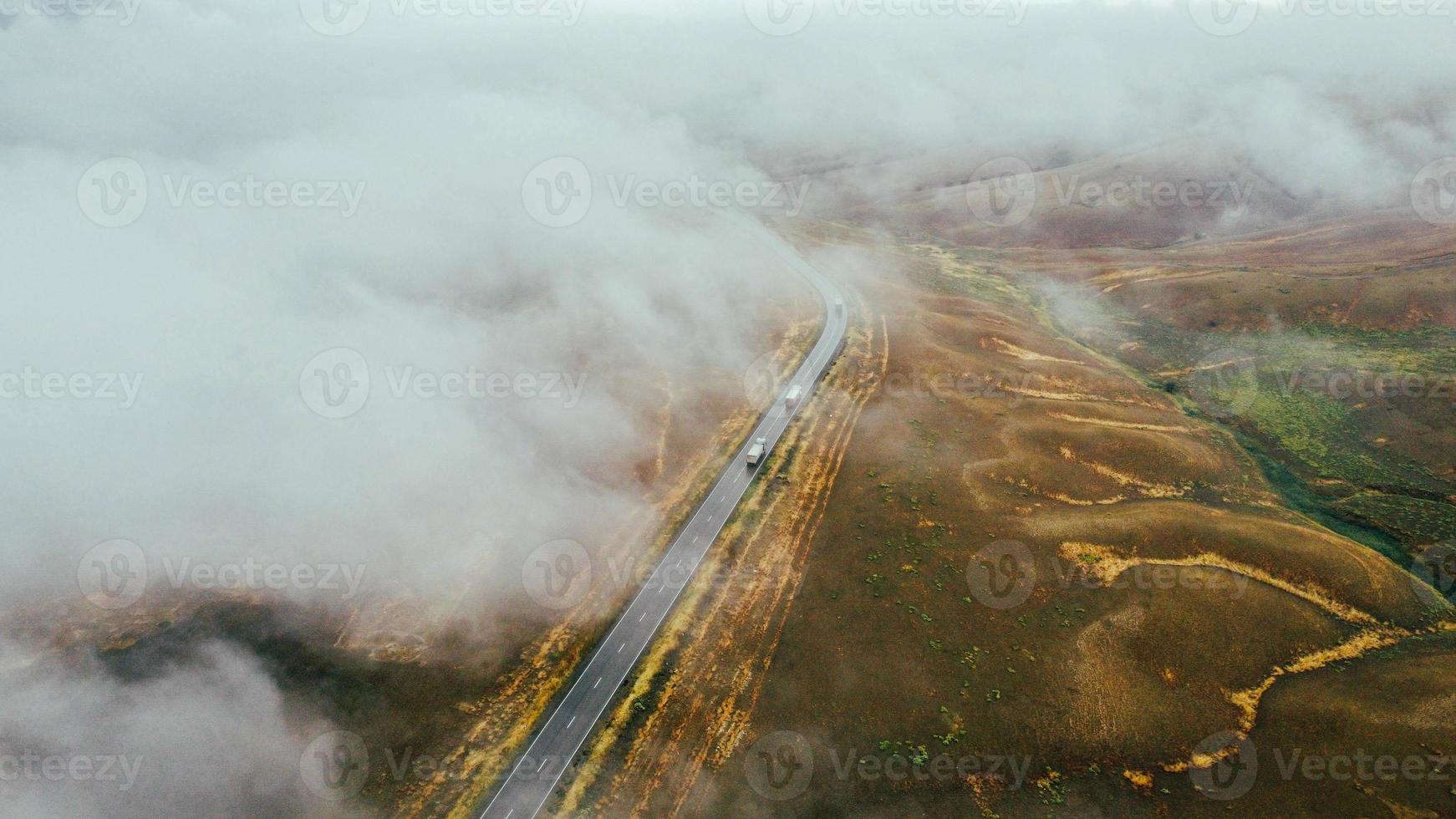 el coche se mueve en la vista superior de la niebla foto