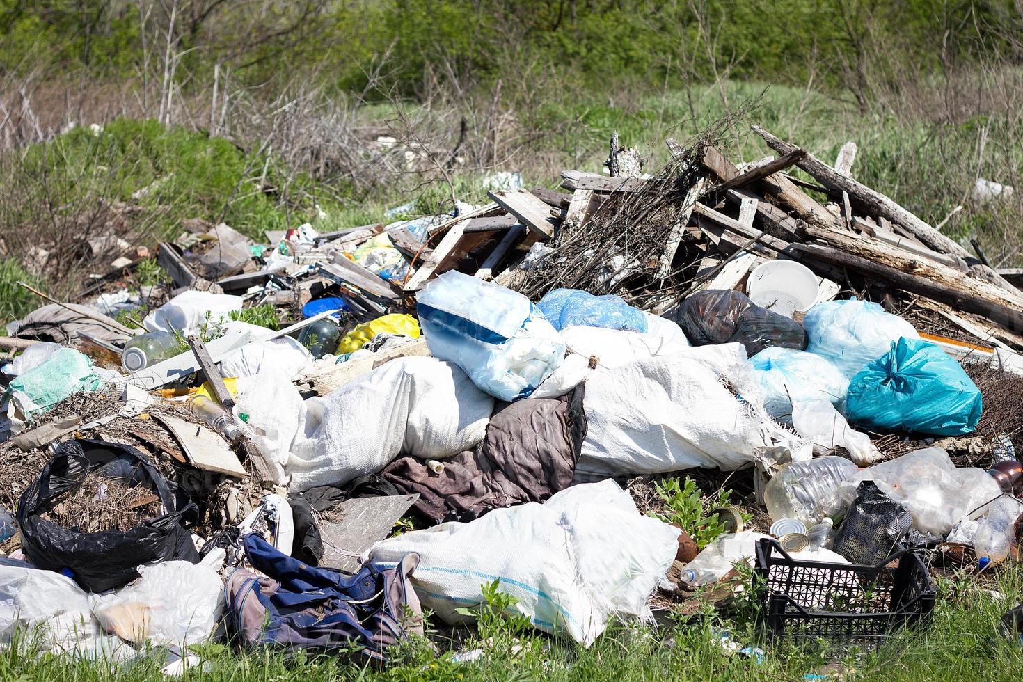 vertedero de basura en el campo. contaminación ambiental. problemas globales de la humanidad foto