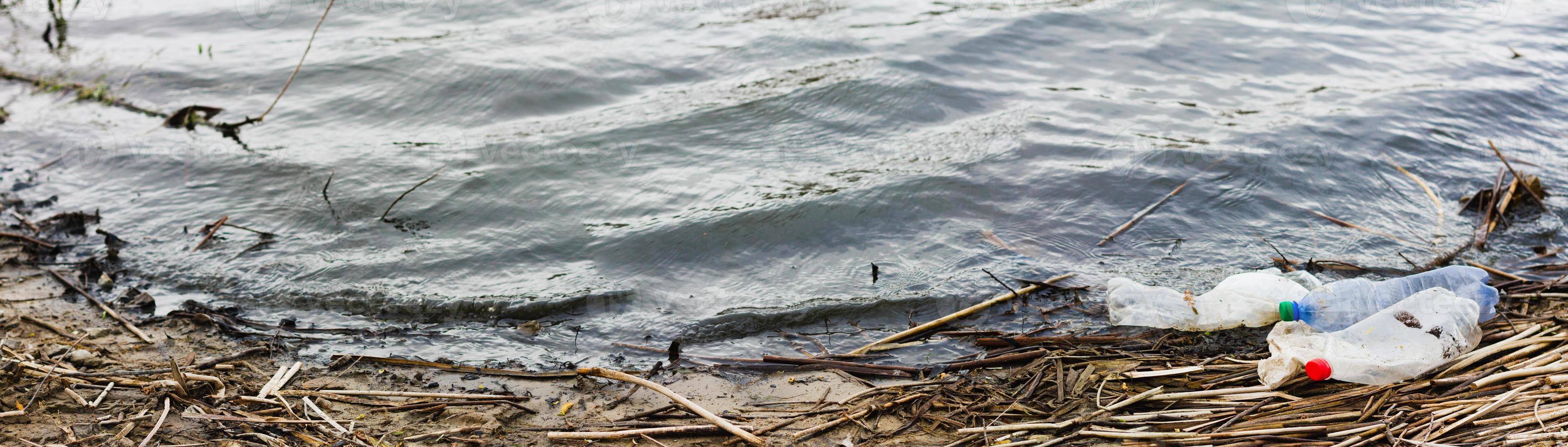 pancarta de basura oceánica. costa contaminada, con lugar para una inscripción. foto