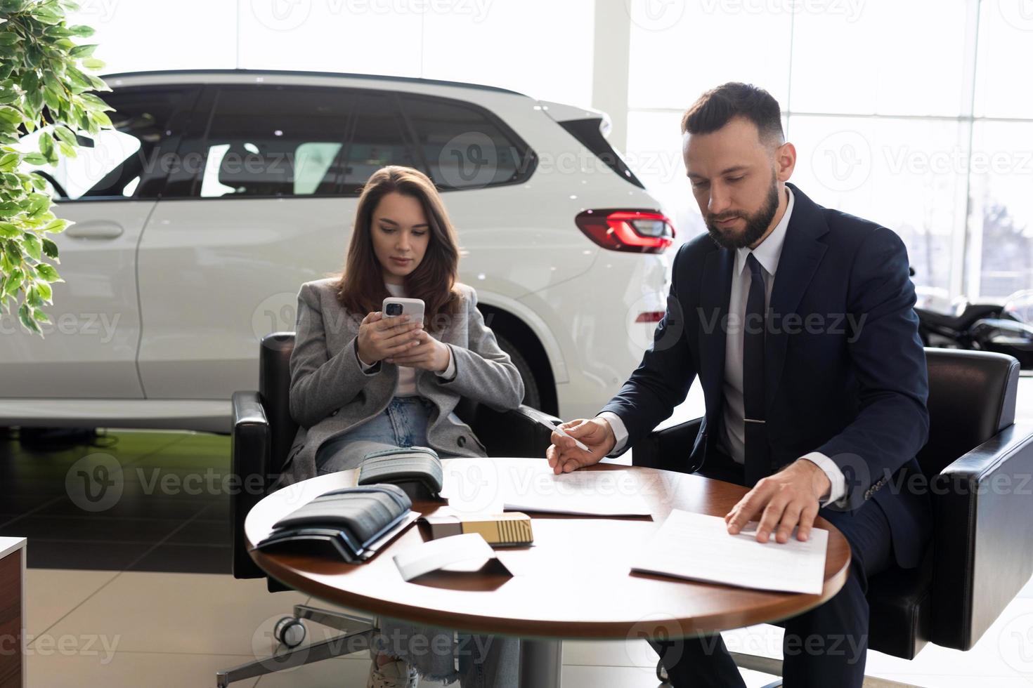 proceso de compra de un coche nuevo en un concesionario de coches foto