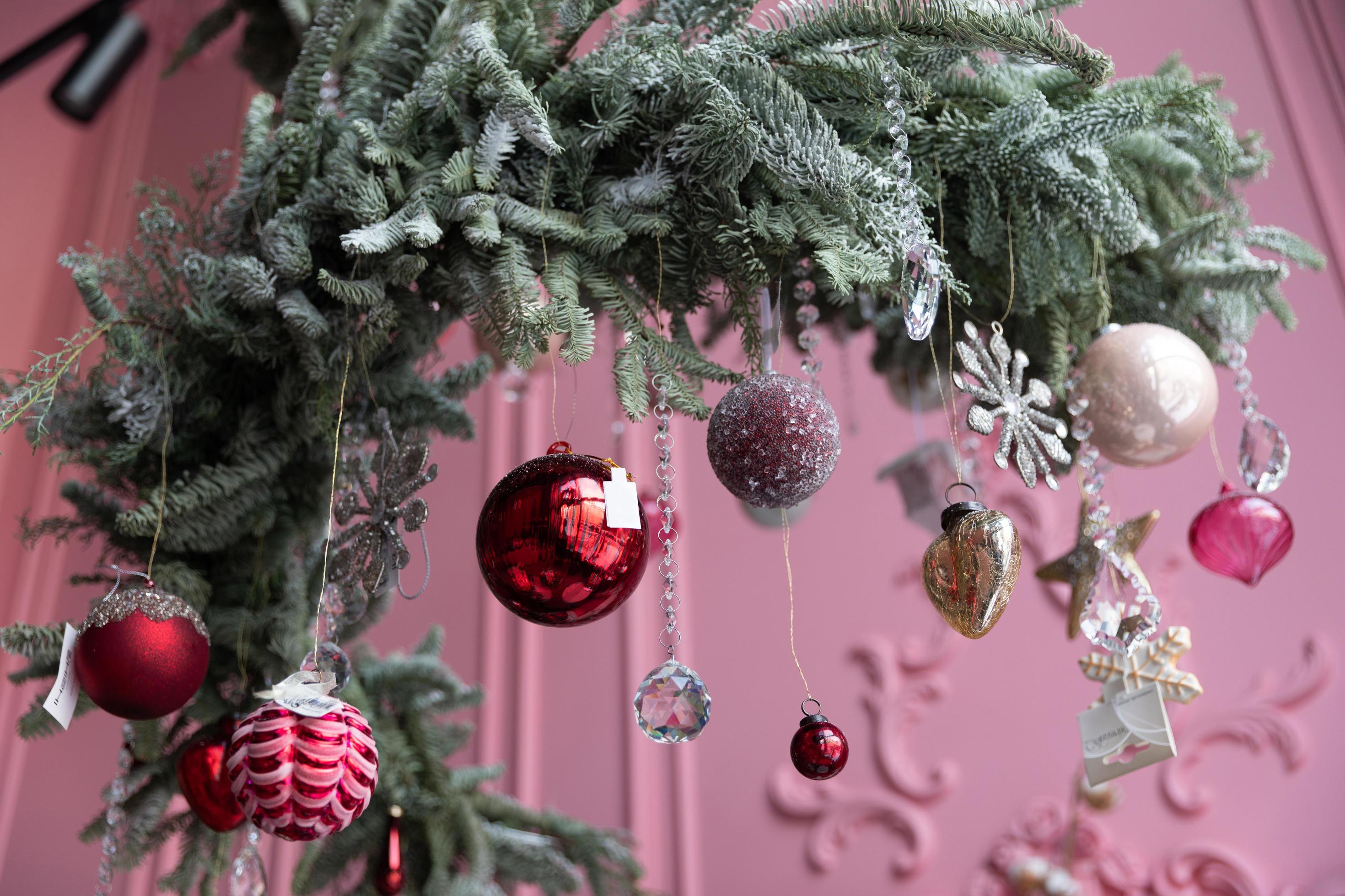 Reina cocina Relacionado elegante arreglo de árbol de navidad de agujas de pino natural y abeto colgando del techo con adornos navideños contra el fondo de una pared rosa 13411869 Foto de stock en Vecteezy Reina cocina Relacionado elegante arreglo de árbol de navidad de agujas de pino natural y abeto colgando del techo con adornos navideños contra el fondo de una pared rosa 13411869 Foto de stock en Vecteezy