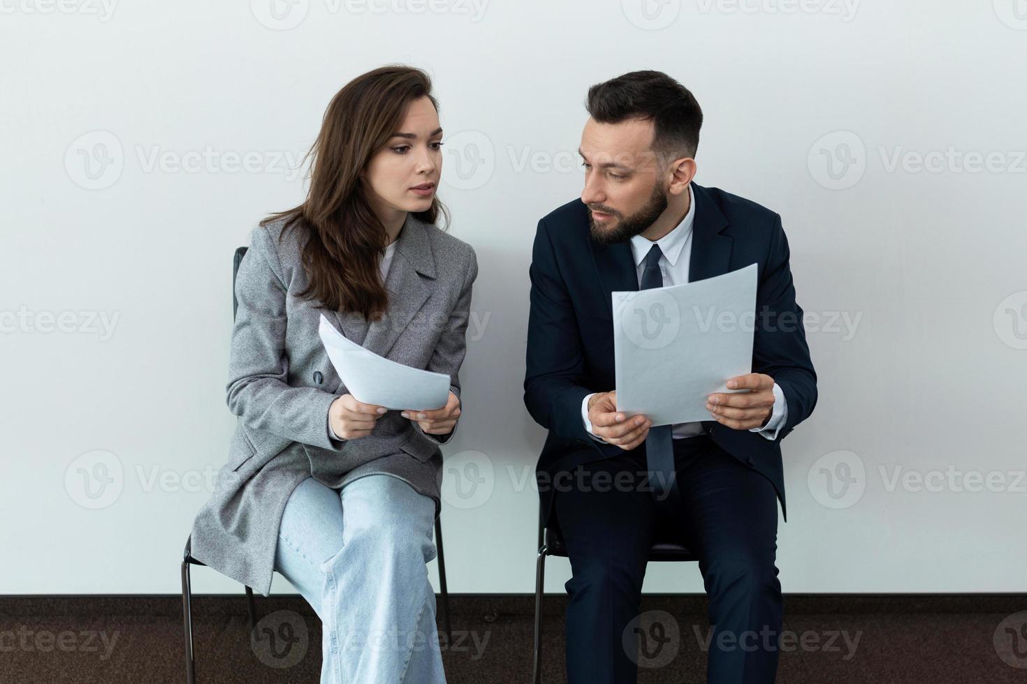 emocionante espera de una entrevista de un hombre y una mujer al solicitar un trabajo foto