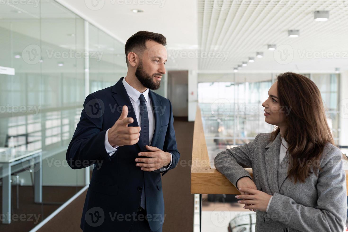 comunicación de los empleados de la empresa, hombres y mujeres, concepto de relación comercial foto