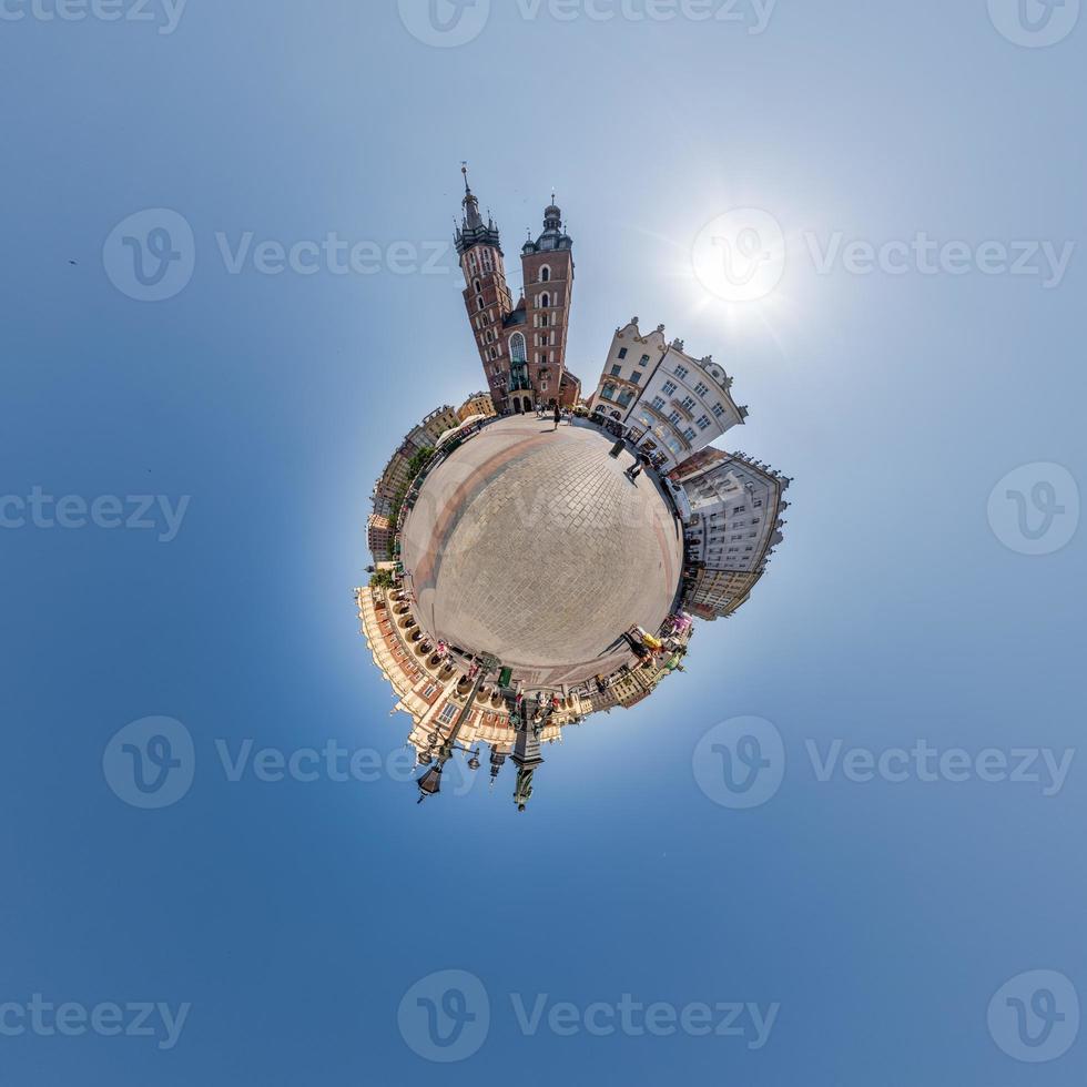 pequeño planeta y vista panorámica aérea esférica 360 en la calle antigua ciudad medieval con iglesia y edificios históricos foto