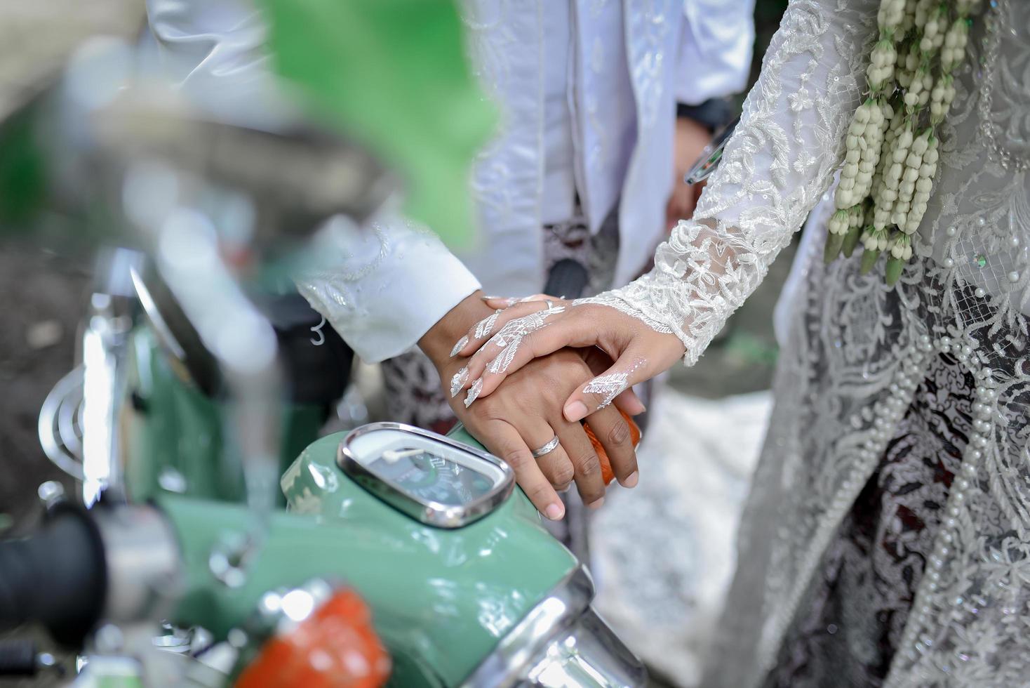 imagen de hombre y mujer con anillo de bodas. pareja casada joven tomados de la mano, día de la boda de la ceremonia. manos de la pareja de recién casados con anillos de boda. Yakarta, 24 de octubre de 2022 foto