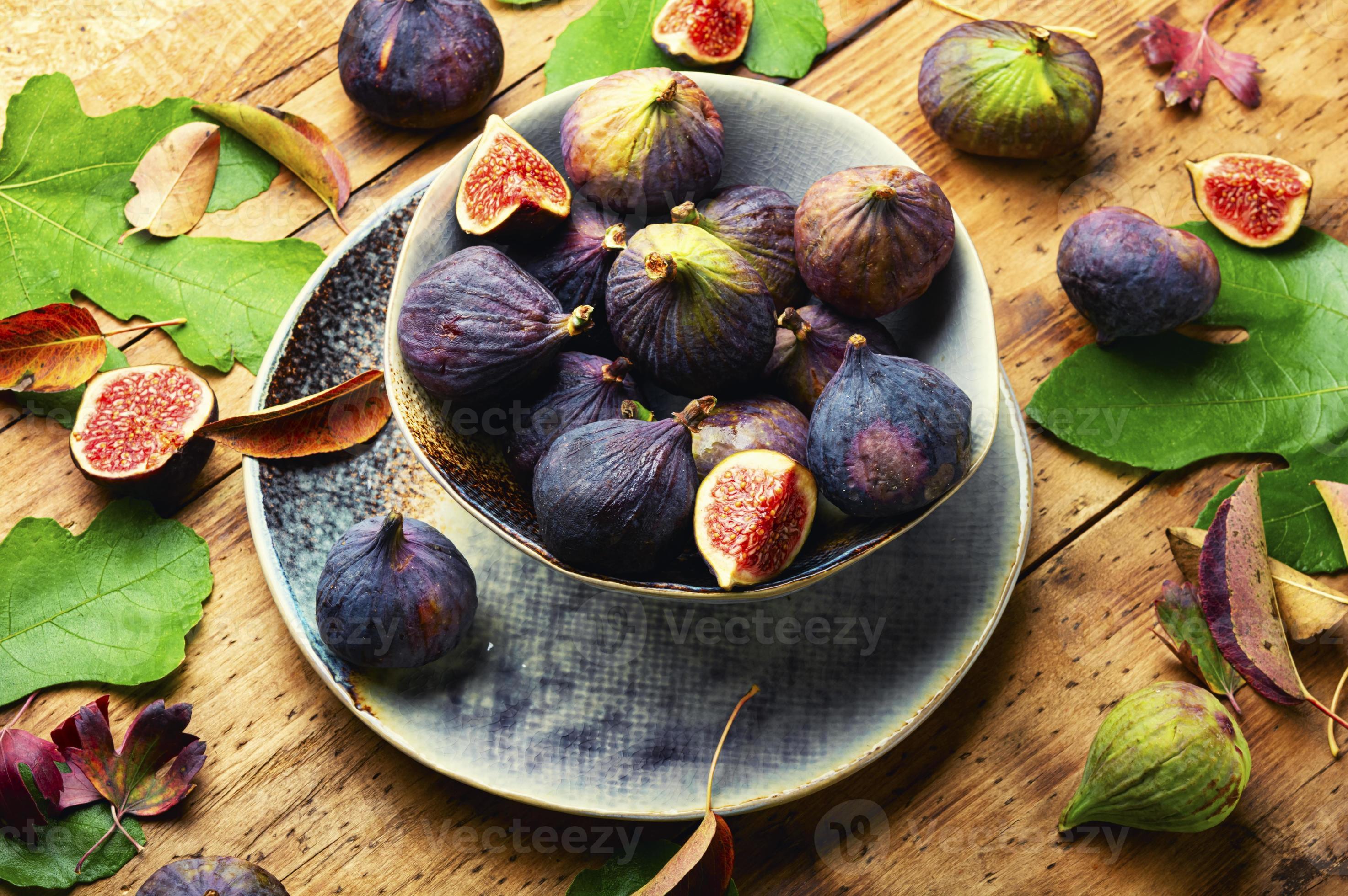 Harvest of autumn figs 13415266 Stock Photo at Vecteezy