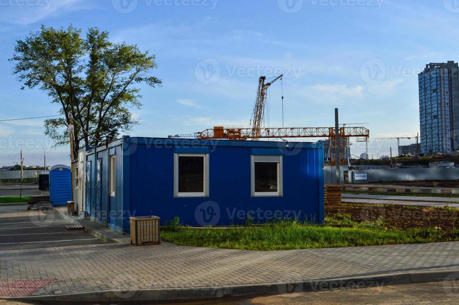 casa eléctrica con líneas eléctricas. casa con aire acondicionado para electricidad cortineros con ventanas. en el contexto de la construcción de un nuevo complejo residencial y equipo de construcción foto