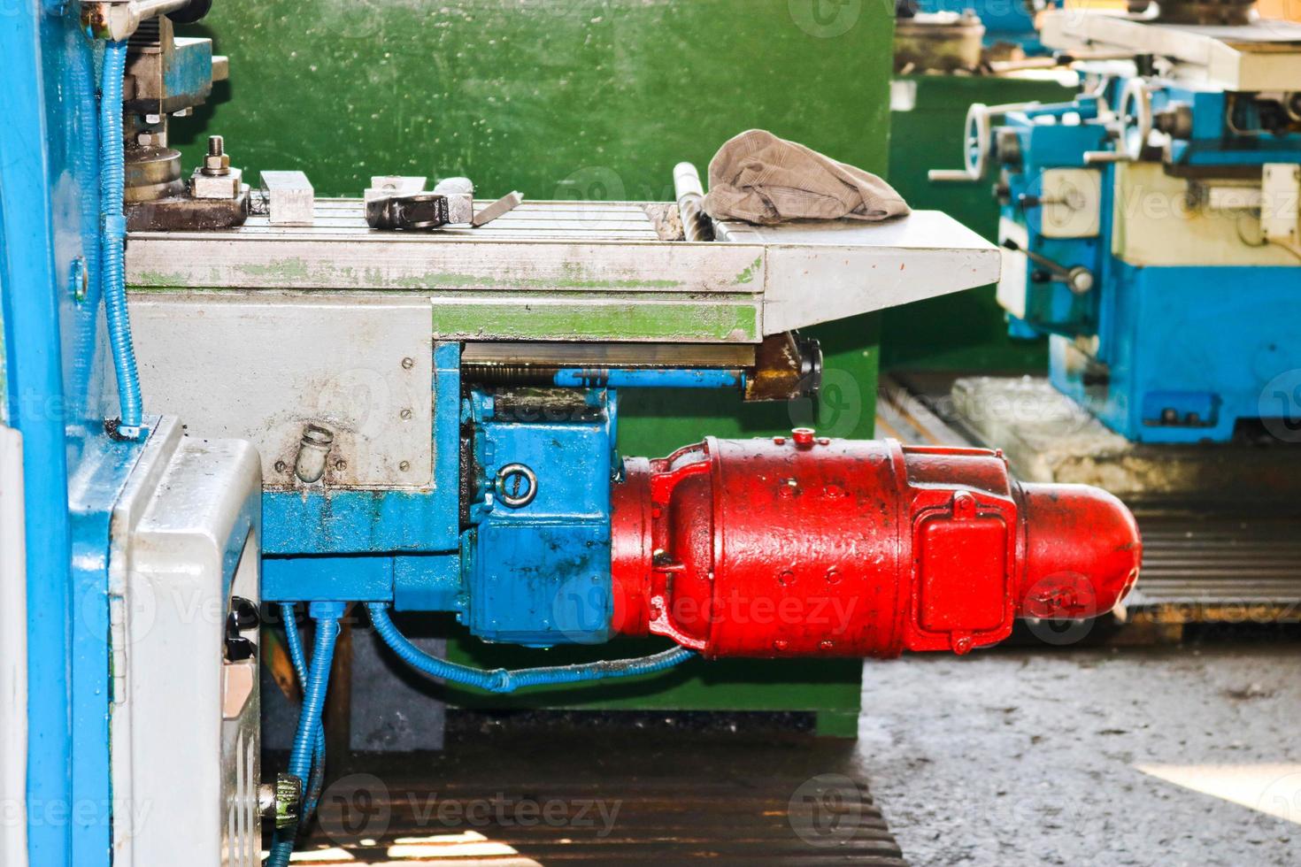 torno de hierro industrial para corte, torneado de palanquillas de metales, madera y otros materiales, torneado, fabricación de detalles y repuestos en fábrica foto