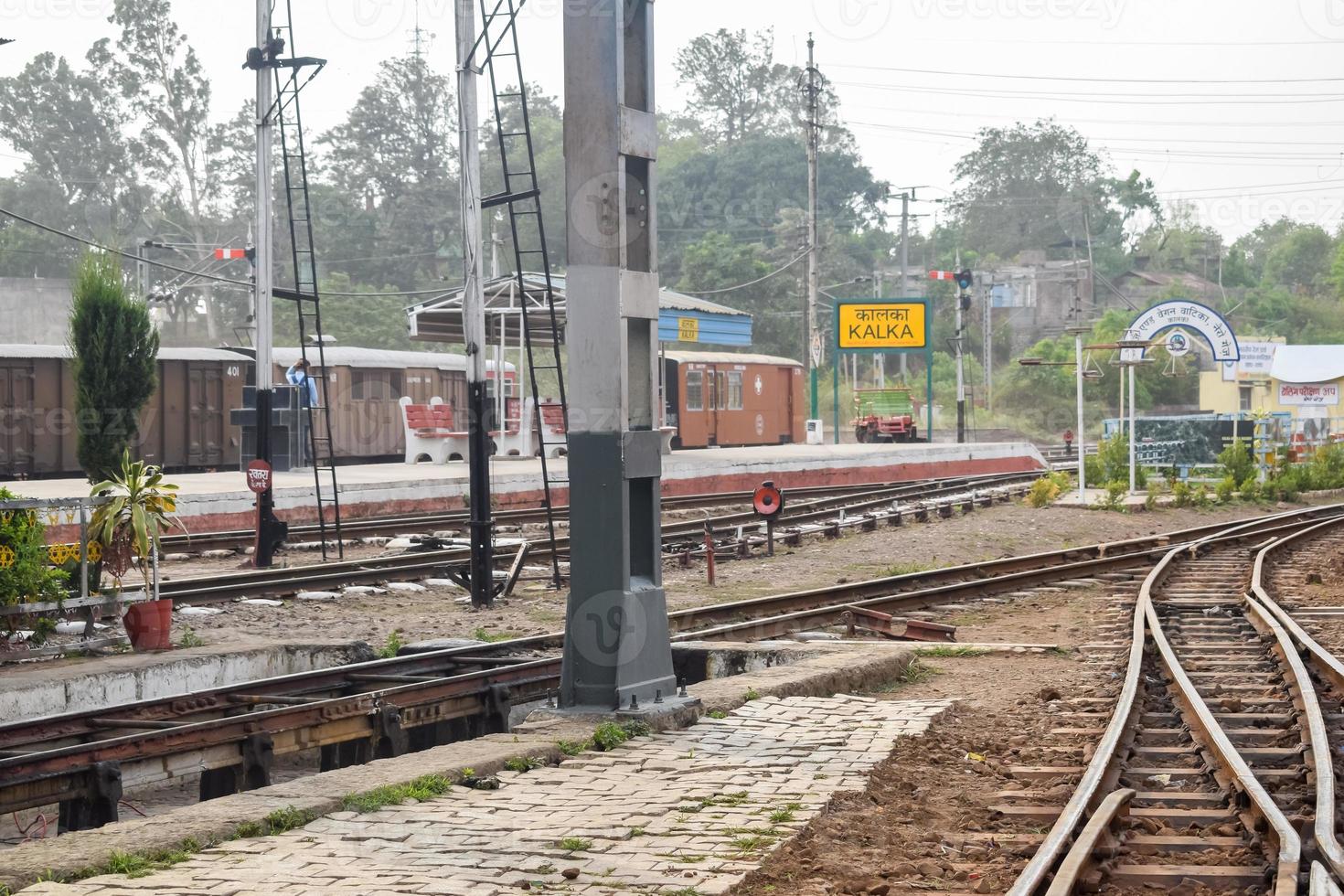 vista de las vías del tren de juguete desde el medio durante el día cerca de la estación de tren de kalka en india, vista de la vía del tren de juguete, cruce ferroviario indio, industria pesada foto