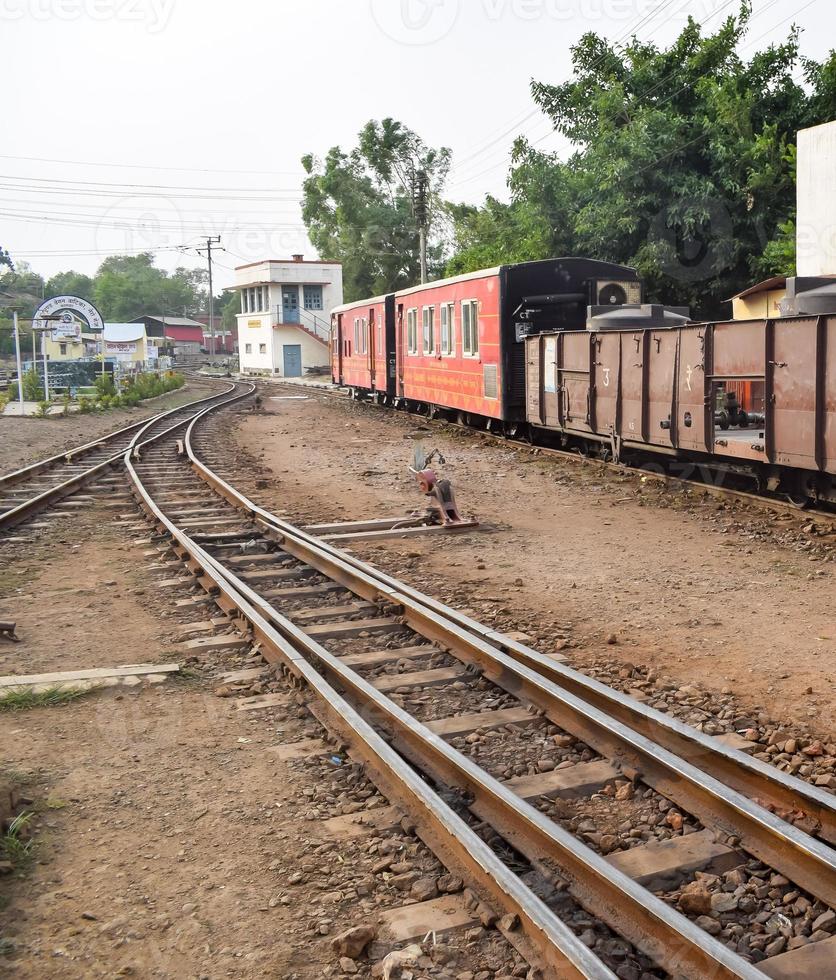 vista de las vías del tren de juguete desde el medio durante el día cerca de la estación de tren de kalka en india, vista de la vía del tren de juguete, cruce ferroviario indio, industria pesada foto