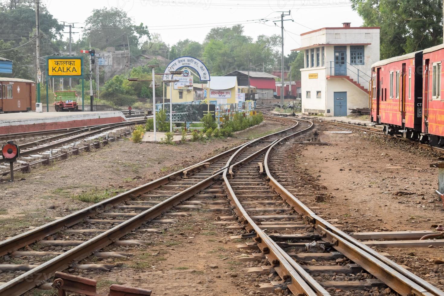 vista de las vías del tren de juguete desde el medio durante el día cerca de la estación de tren de kalka en india, vista de la vía del tren de juguete, cruce ferroviario indio, industria pesada foto