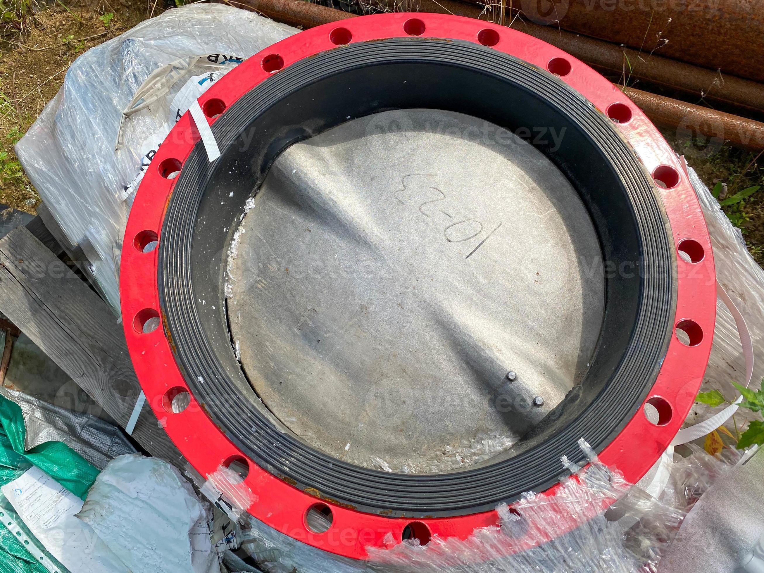 Large gate valve, stainless steel sectional valve for liquids for oil