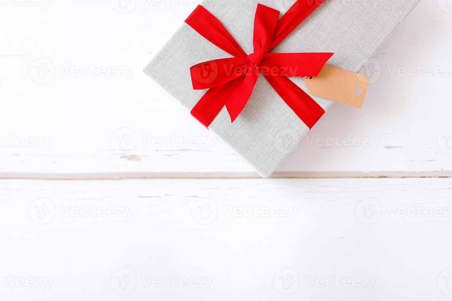 regalos de navidad y adornos en blanco. foto