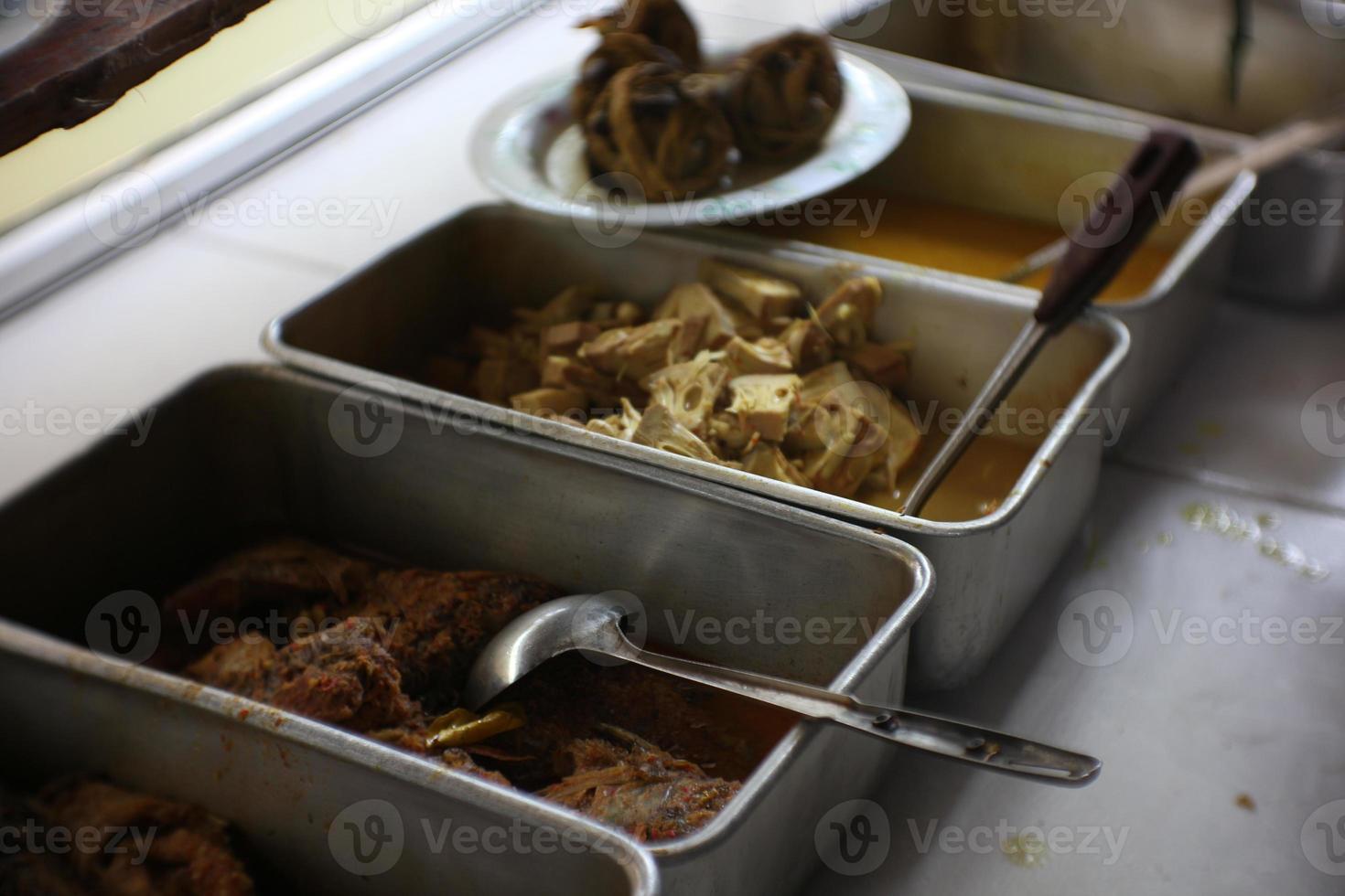 el enfoque selectivo mira el bagre en la caja. es comida tradicional de indonesia hecha de pescado lele. este pescado se cocina con salsa de leche de coco y varios condimentos foto