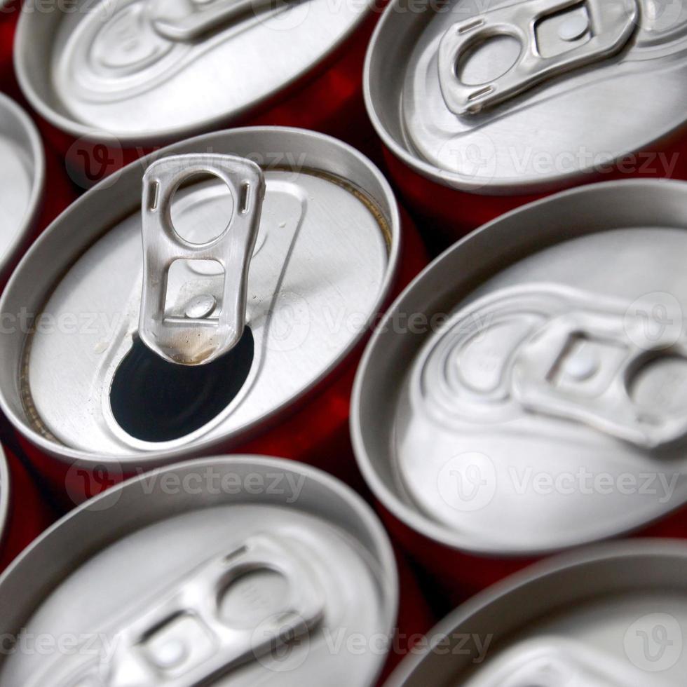 muchas latas de refresco de aluminio. publicidad de bebidas gaseosas o latas de fabricación en masa foto