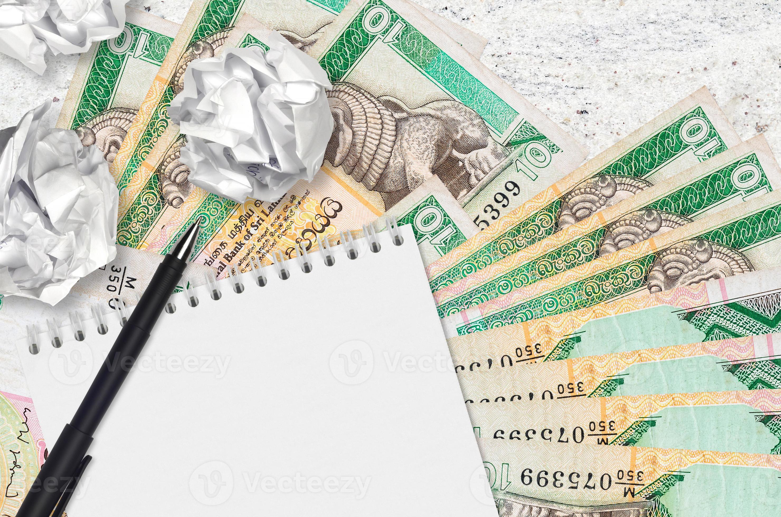 Billetes de 10 rupias de Sri Lanka y bolas de papel arrugado con bloc