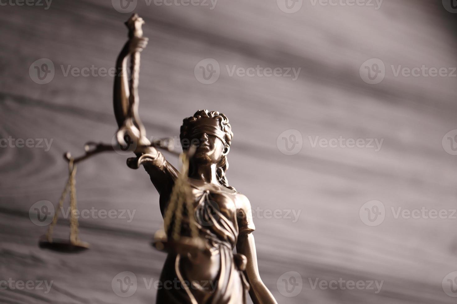 la estatua de la justicia - señora justicia o justitia la diosa romana de la justicia. estatua en la pared de madera negra. concepto de juicio judicial, proceso judicial y trabajo de abogados foto