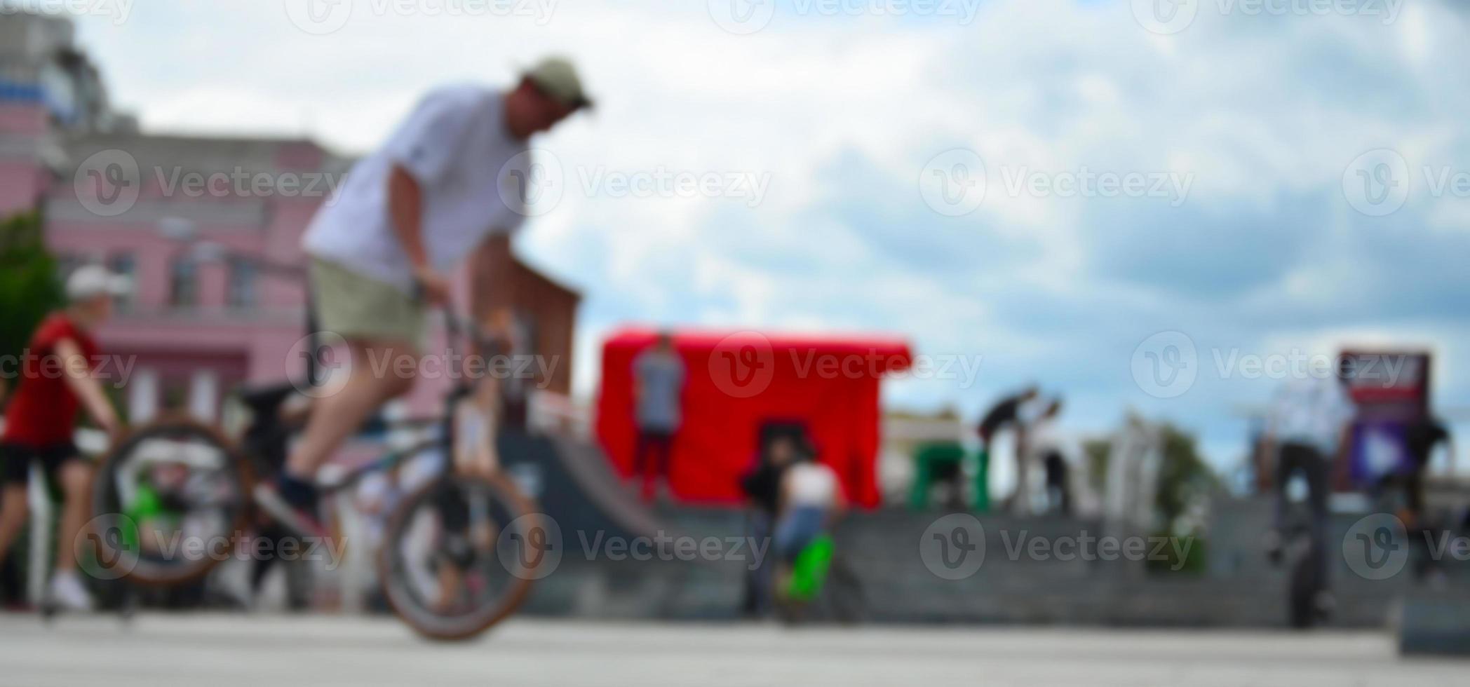 imagen desenfocada de mucha gente con bicicletas bmx. encuentro de aficionados a los deportes extremos foto