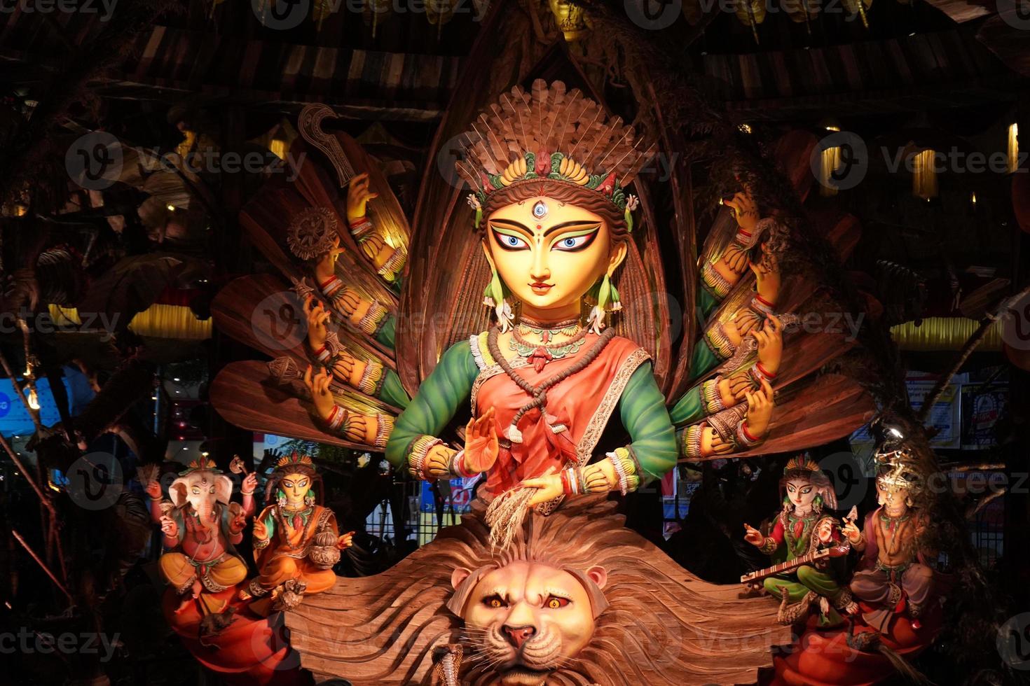 4 de octubre de 2022, kolkata, chetla agrani, bengala occidental, india. ídolo de la diosa ma durga en kolkata pandels para el visitante durante el festival kolkata durga puja foto