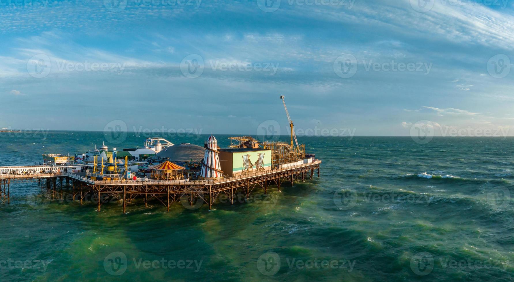 vista aérea del muelle del palacio de brighton, con el paseo marítimo detrás. foto