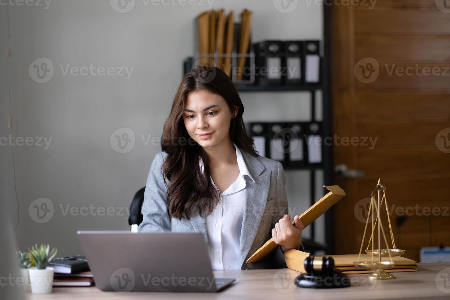mujer abogada asiática que trabaja con una computadora portátil en una oficina de abogados. concepto de servicio legal y legal. foto