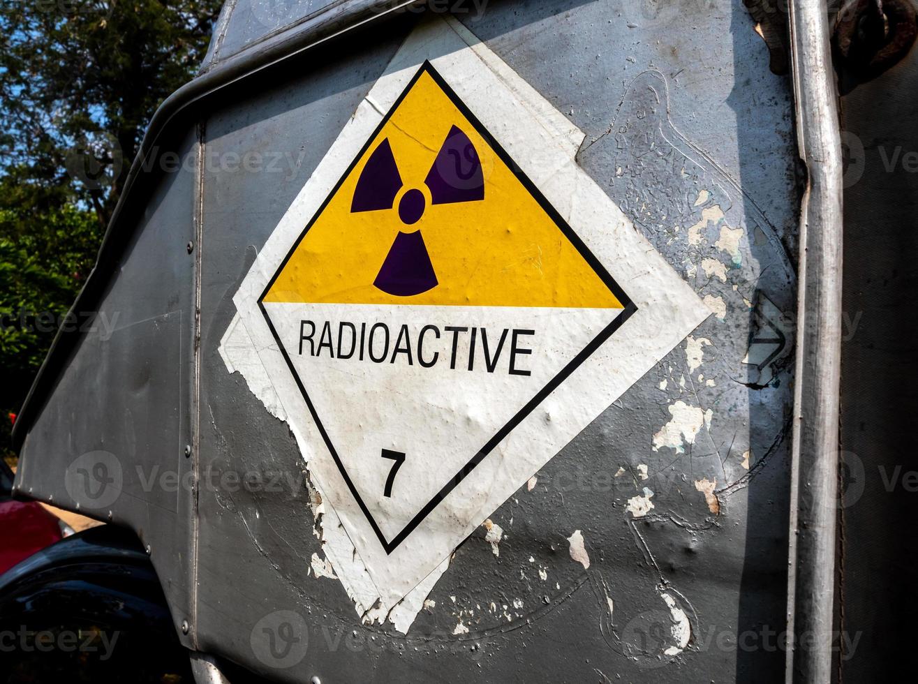 Señal de advertencia de radiación en la etiqueta de transporte de mercancías peligrosas clase 7 en el camión de transporte lateral foto