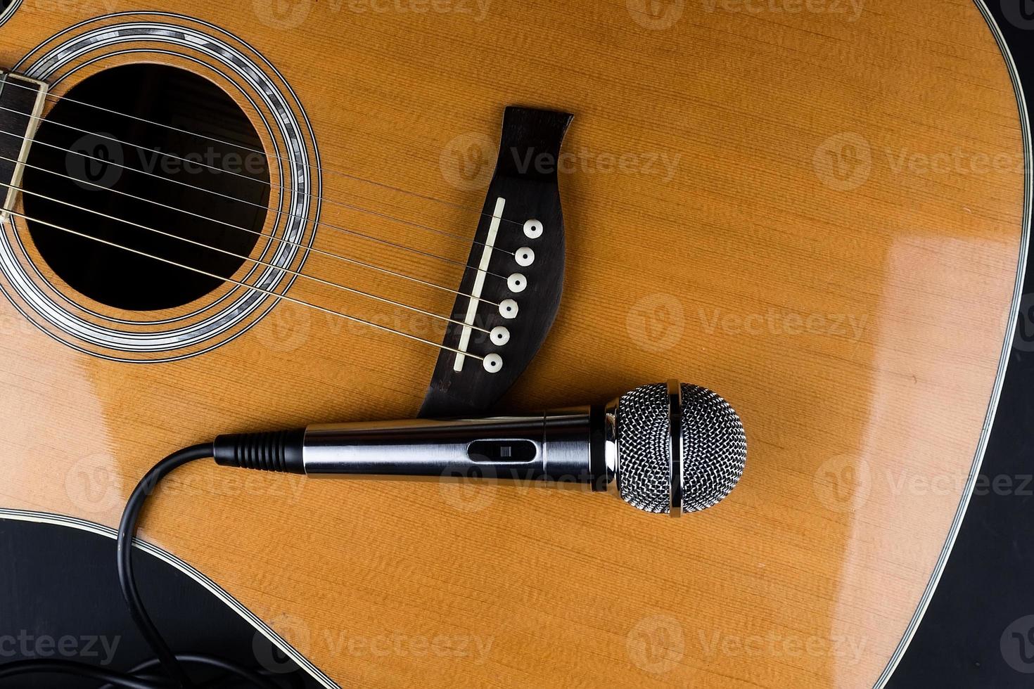 micrófono y guitarra foto