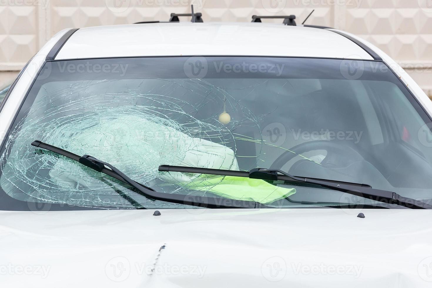 la parte delantera del coche se daña por accidente en la carretera foto