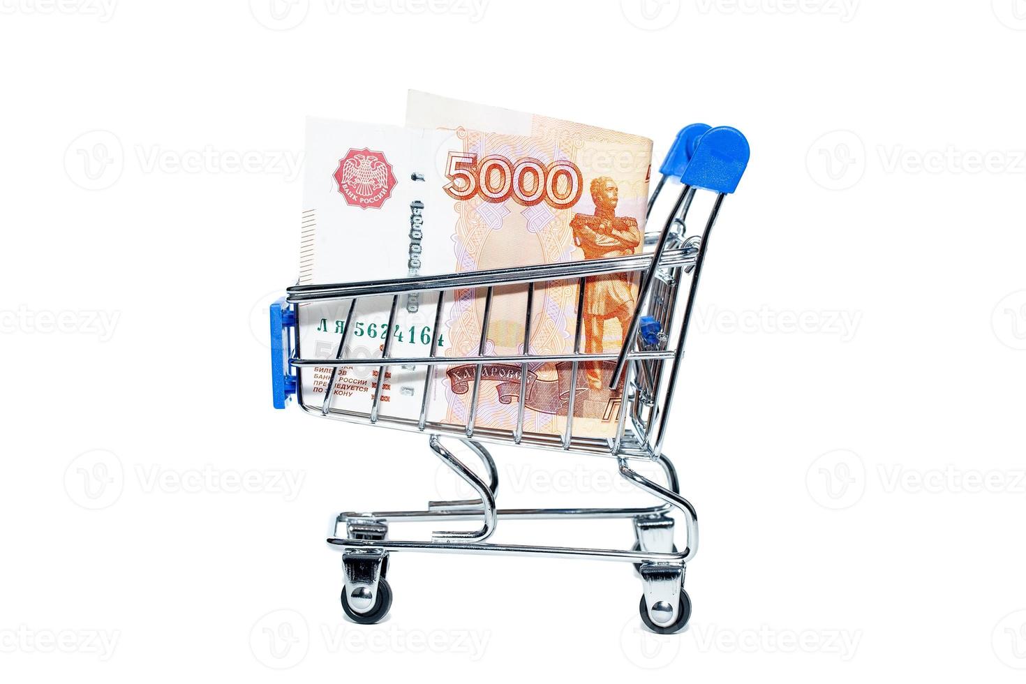 carrito de compras con rublos rusos dentro.. foto