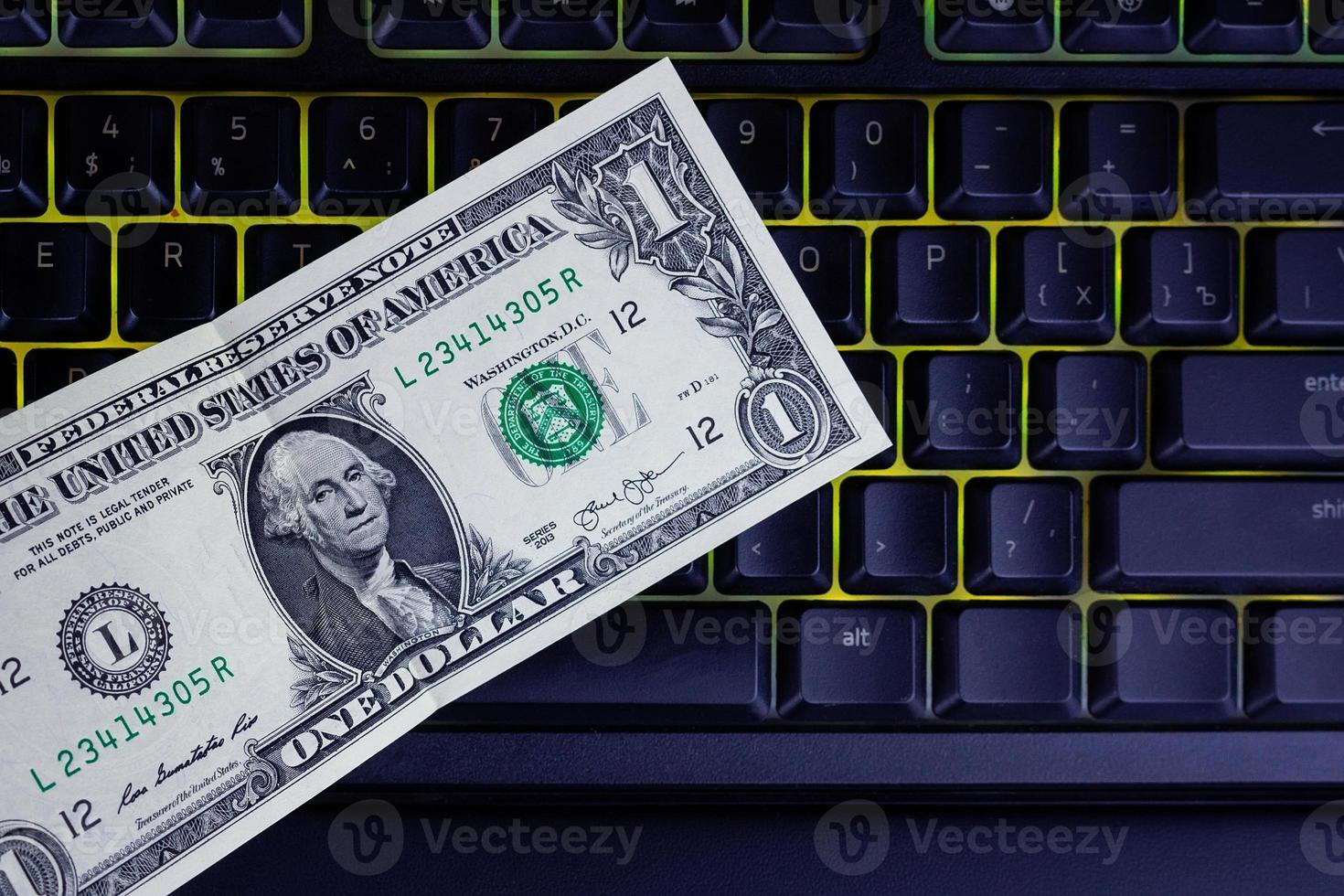 dólar en un teclado negro foto