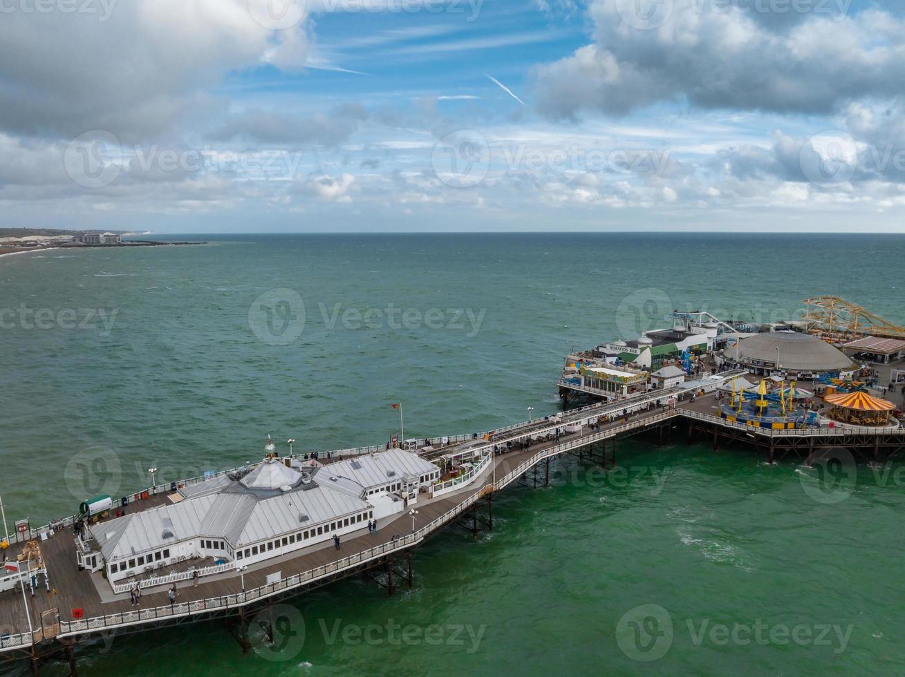 vista aérea del muelle del palacio de brighton, con el paseo marítimo detrás. foto