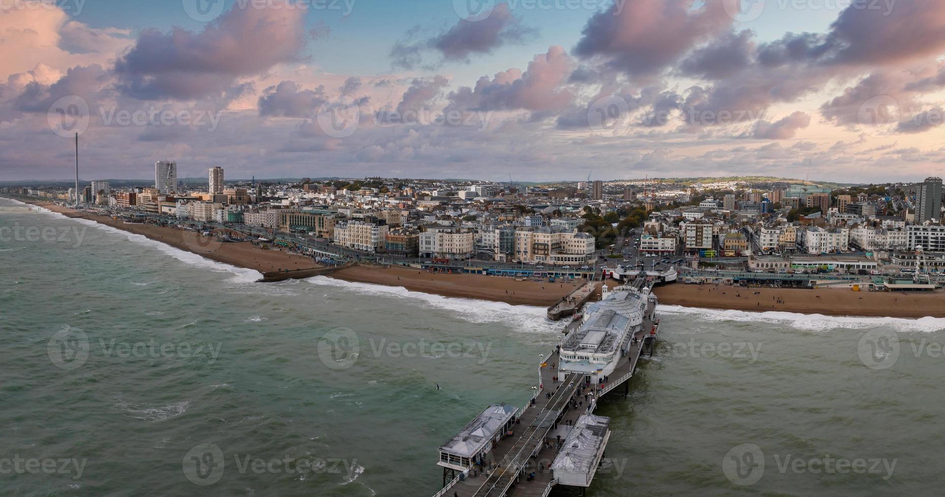 vista aérea del muelle del palacio de brighton, con el paseo marítimo detrás. foto