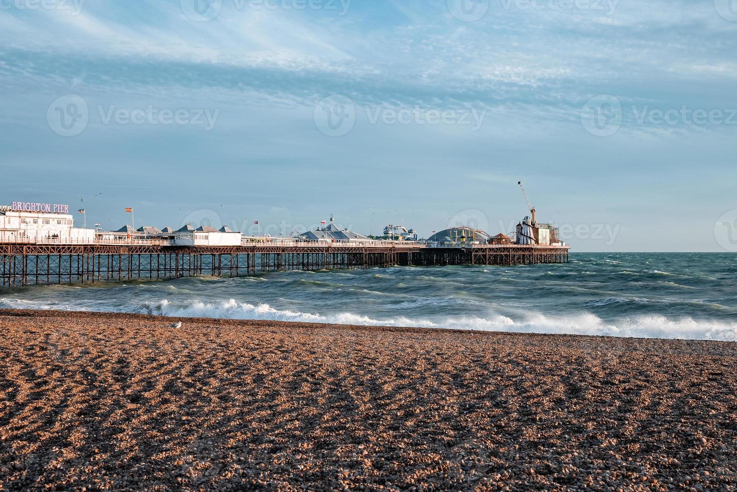 gente caminando por el paseo marítimo cerca de la playa en brighton. foto