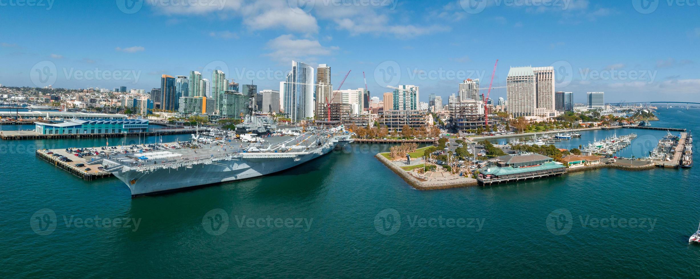 Mighty uss midway: un portaaviones de la armada de los estados unidos, el barco líder de su clase. foto