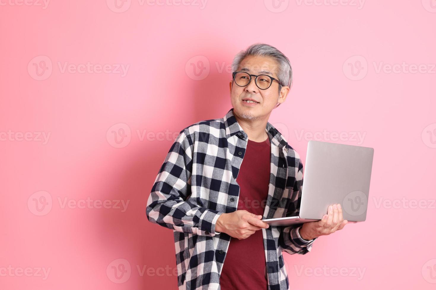 hombre asiático en rosa foto