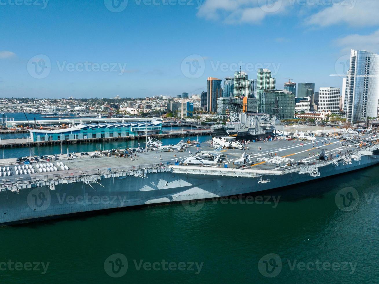 Mighty uss midway: un portaaviones de la armada de los estados unidos, el barco líder de su clase. foto