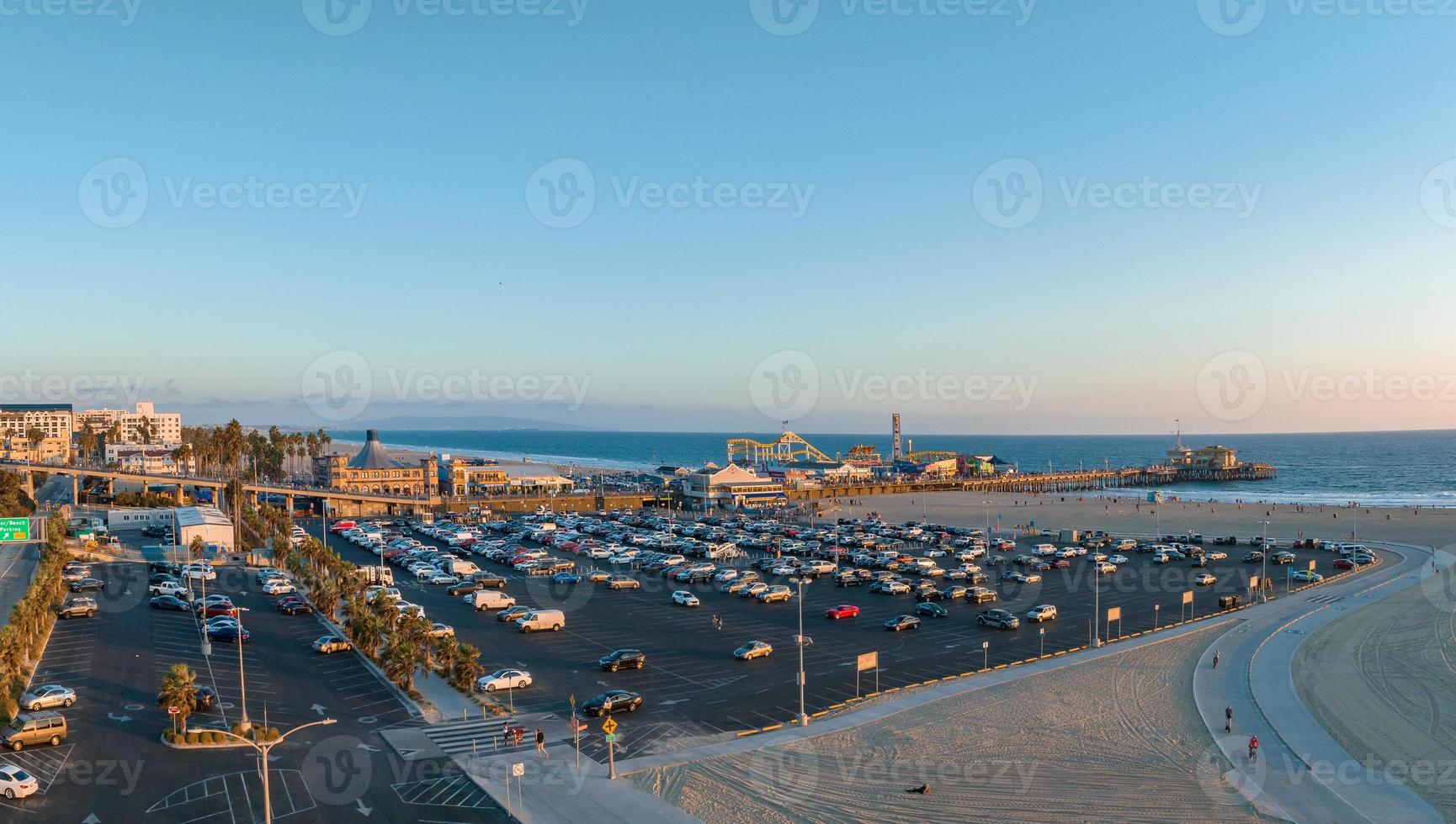 vista aérea panorámica de la playa de santa monica y el muelle foto